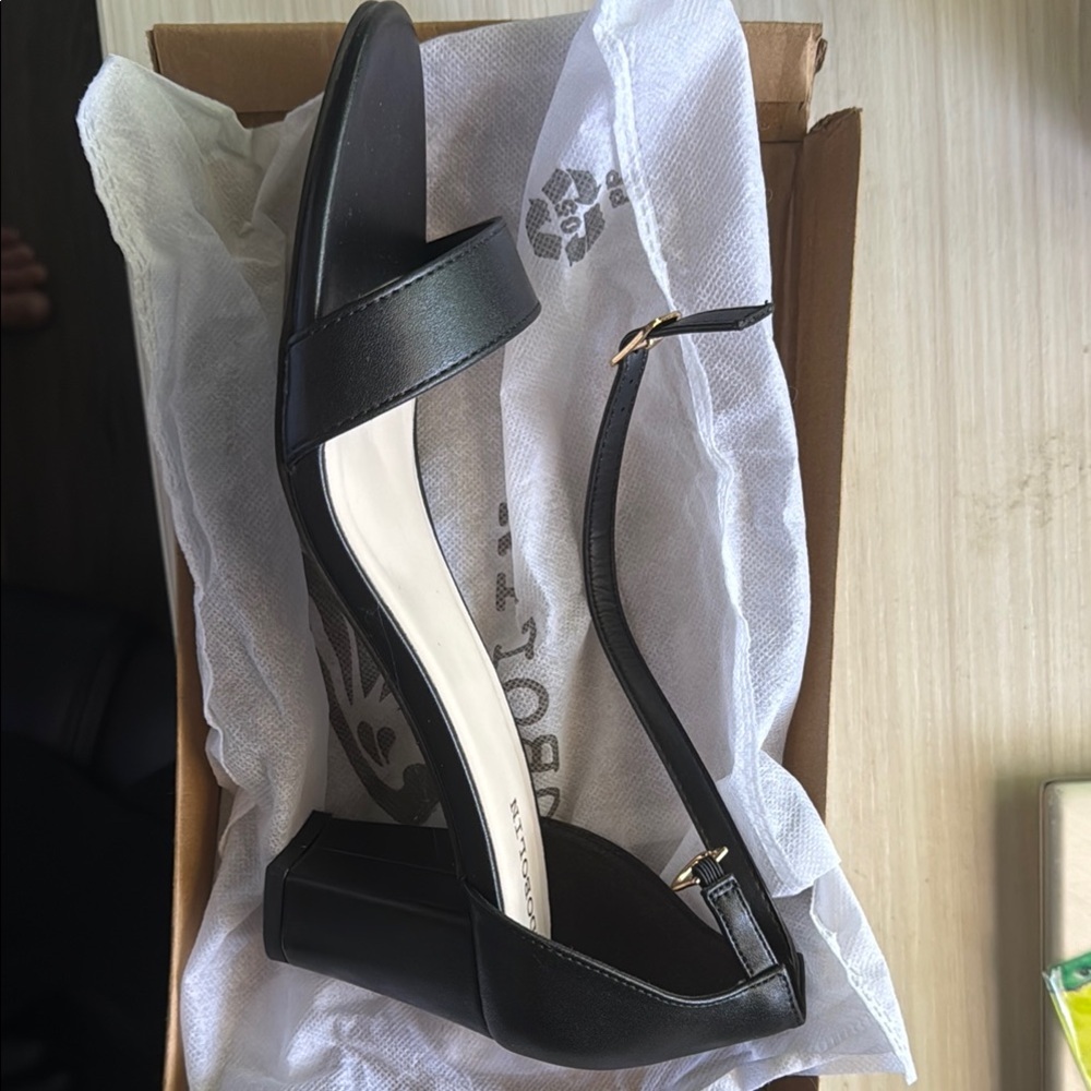 Sleek Black Heels with Modern Silhouette